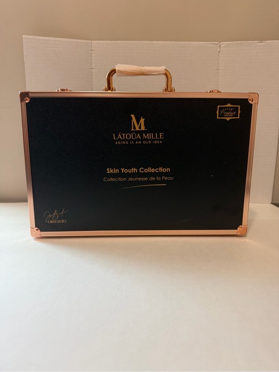 LÁTOÜA MILLE AGING IS AN OLD IDEA Other - Látoua Mille Skin Youth Collection Luxury Skincare Gift Set New in Case